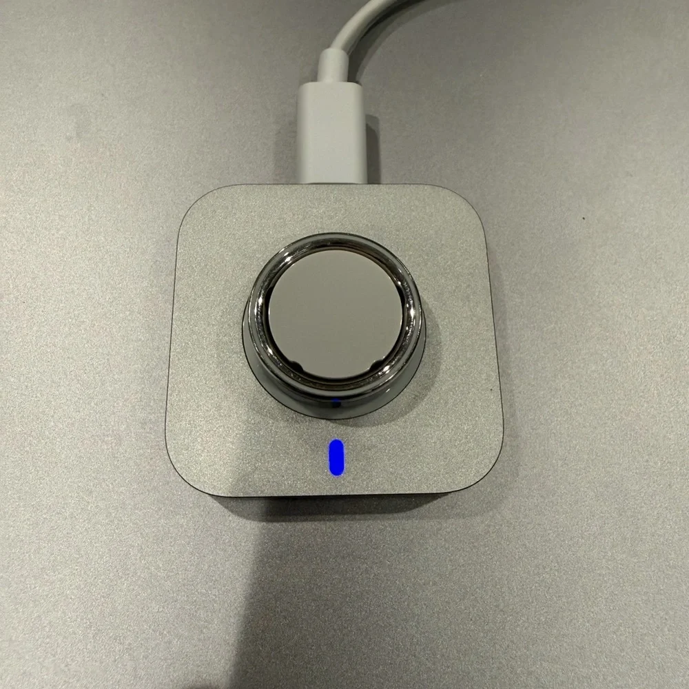 Oura Ring with Charger - Picture 4 of 4